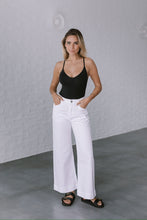 Load image into Gallery viewer, Stretch Straight Leg Jeans - white