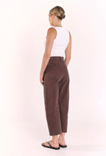 Load image into Gallery viewer, Feather & Noise – Lola Cropped Barrel Jean | Chocolate