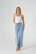 Load image into Gallery viewer, 3084 PATCH POCKET JEAN - LIGHT
