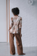 Load image into Gallery viewer, Parisian Flower top - Latte
