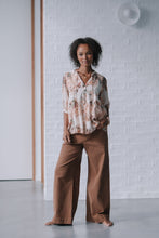 Load image into Gallery viewer, Parisian Flower top - Latte
