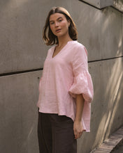 Load image into Gallery viewer, LIGHT PINK LINEN V NECK PUFF LEEVE TOP
