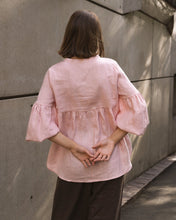 Load image into Gallery viewer, LIGHT PINK LINEN V NECK PUFF LEEVE TOP
