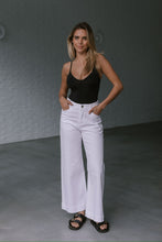 Load image into Gallery viewer, Stretch Straight Leg Jeans - white
