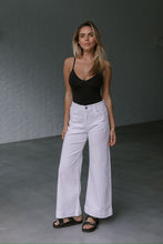 Load image into Gallery viewer, Stretch Straight Leg Jeans - white
