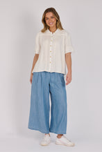 Load image into Gallery viewer, Lyocell Short Sleeve Button-Through Shirt – Tan Stitch Detail
