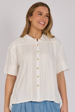 Load image into Gallery viewer, Lyocell Short Sleeve Button-Through Shirt – Tan Stitch Detail
