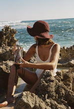 Load image into Gallery viewer, POLLY SHORT BRIM HAT // MERLOT
