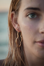 Load image into Gallery viewer, TIDE STUDS // GOLD
